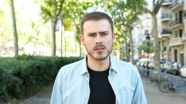Sokakta omuz silkmenizi dinleyen şüpheli bir adamın ön görünümü