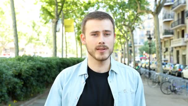 Vue Face Portrait Homme Heureux Parlant Caméra Dans Rue — Video