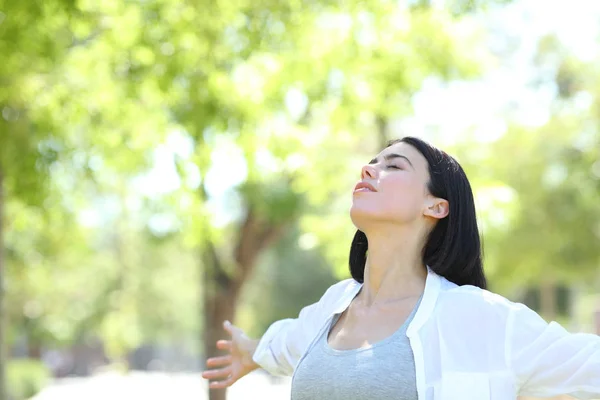 Kobieta relaksująca się w parku oddychająca świeżym powietrzem — Zdjęcie stockowe