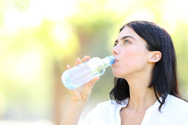 Erwachsene Frau trinkt Wasser aus einer Plastikflasche — Stockfoto