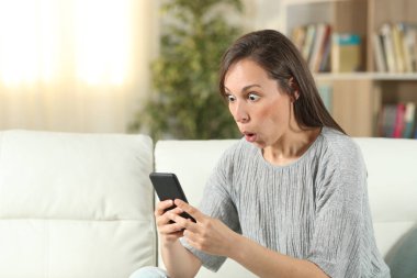 Evde akıllı telefon kontrol şaşırmış kadın