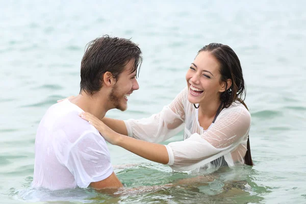 Drôle de couple blague baignade sur la plage — Photo
