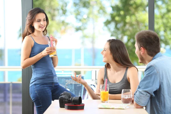 Gelukkige vrienden praten genieten van vakantie op het strand — Stockfoto