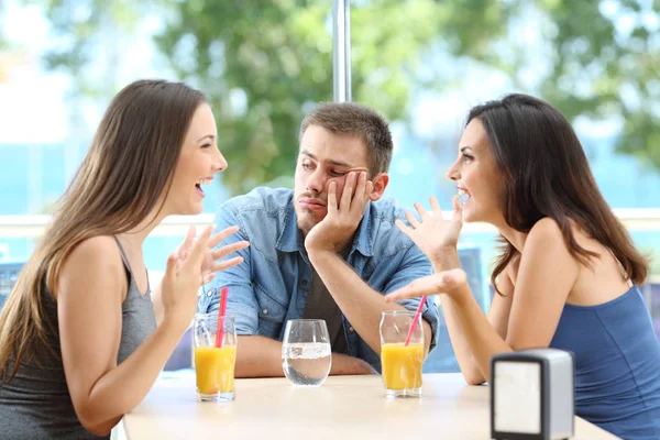 Homme ennuyé écouter ses amis conversation — Photo