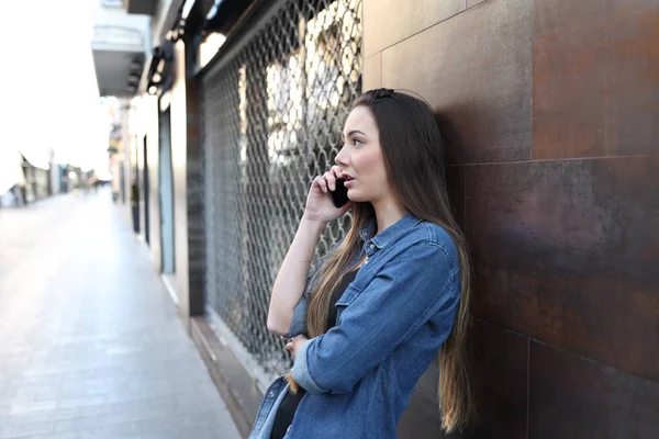 Woman talks on phone in the street — Stok fotoğraf