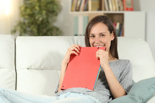 Heureux étudiant adulte regardant la caméra à la maison — Photo