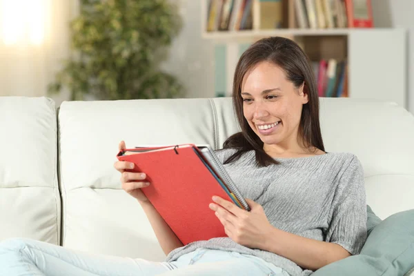 Щасливий дорослий студент вчиться читати нотатки вдома — стокове фото