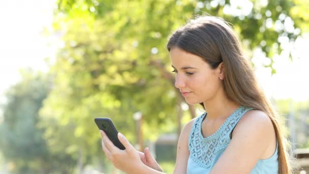 Překvapivá žena nalezná úžasný internetový telefon, který sedí v parku