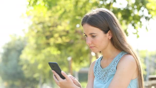 Vzrušená Žena Vyhledává Online Nabídky Telefonním Telefonu Parku — Stock video