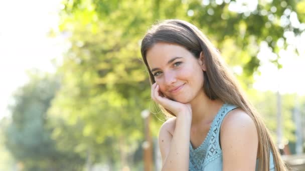 Mujer Sonriente Posando Mirando Cámara Sentada Parque — Vídeos de Stock