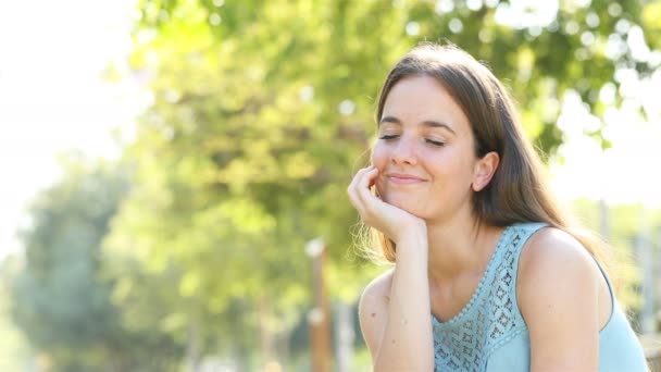 Mujer Feliz Relajándose Parque Con Fondo Verde — Vídeos de Stock