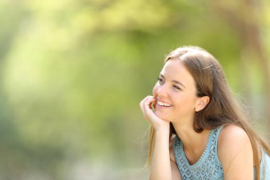 Mutlu hayalperest yeşil bir arka plan ile bir parkta rüya