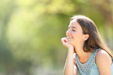 Mutlu kadın meditasyon ve bir ormanda rahatlatıcı