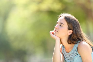 Ciddi kadın meditasyon ve bir ormanda rahatlatıcı