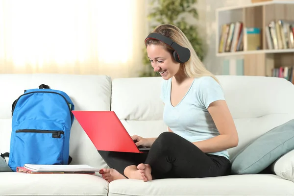 Happy student e Learning använda laptop och hörlurar — Stockfoto
