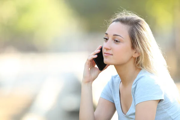 Poważna Nastoletnia dziewczyna rozmawia na telefon w parku — Zdjęcie stockowe