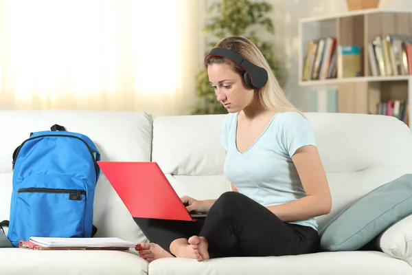 Estudante e aprendizagem usando laptop e fones de ouvido em casa — Fotografia de Stock