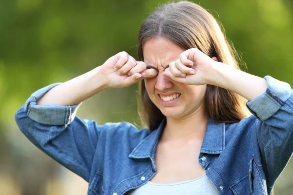 Kvinna som lider klåda repor ögon — Stockfoto