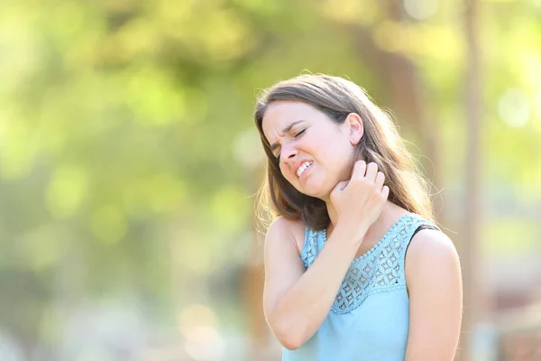 Mujer que sufre picazón rascarse el cuello —  Fotos de Stock