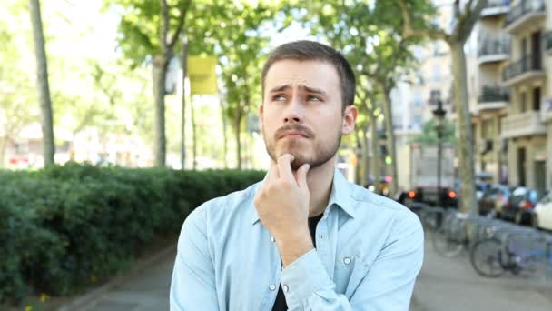 Vooraanzicht Van Een Verdachte Man Luisteren Naar Twijfelen Straat — Stockvideo
