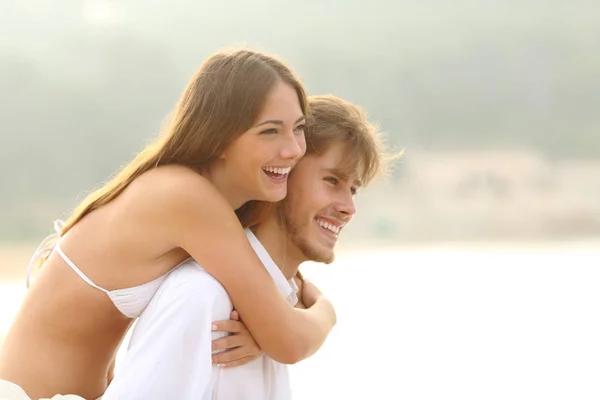 Happy couple of teens on the beach on vacation — Stock Photo, Image