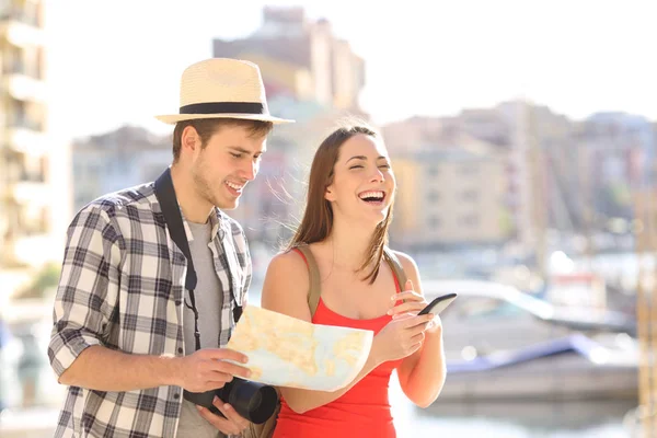 Happy par turister njuter semester resor — Stockfoto