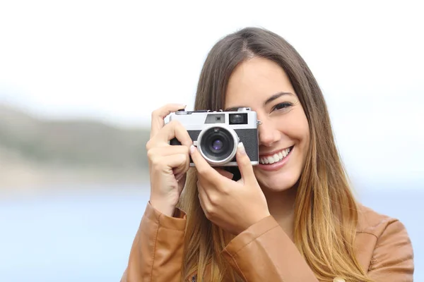 Счастливый фотограф, делающий фото с винтажной камерой — стоковое фото