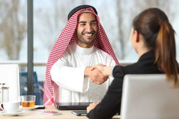 Arabo uomo d'affari e marketing stretta di mano — Foto Stock