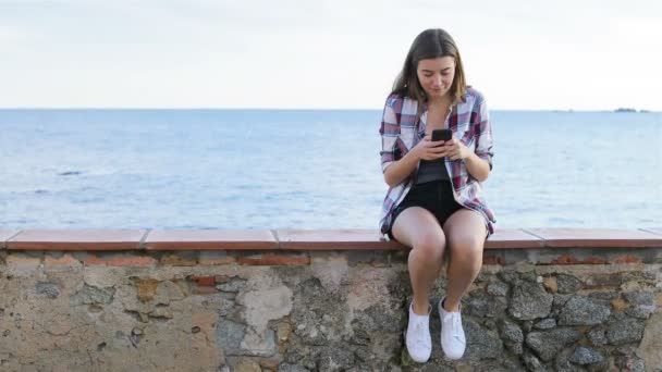 Visão Frontal Retrato Feliz Adolescente Mensagens Texto Telefone Caminha Direção — Vídeo de Stock