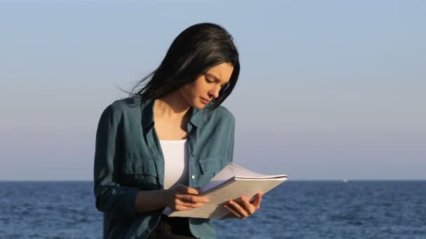 Geconcentreerde Vrouw Die Het Lezen Van Aantekeningen Het Strand Bestudeert — Stockvideo