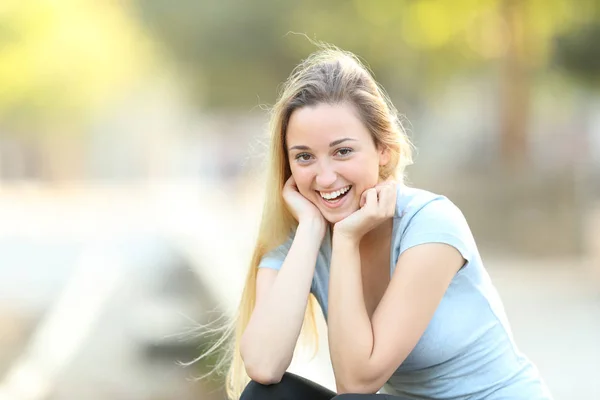 Menina adolescente feliz posando olhando para a câmera em um parque — Fotografia de Stock