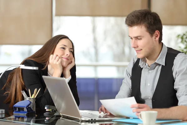 Businesswoman falling in love with a colleague — Stock Photo, Image