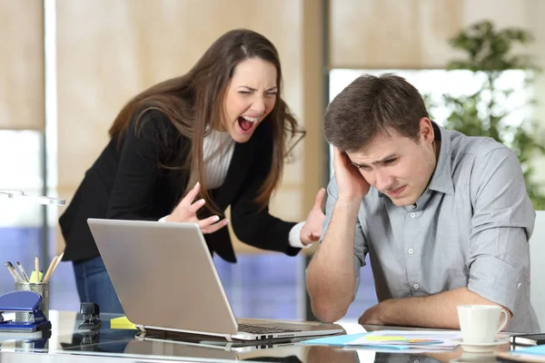 Affärskvinna trakassera en praktikant på kontoret — Stockfoto