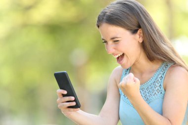 Kız akıllı telefonda heyecan verici online içerik bulma
