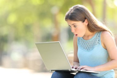 Sürpriz kadın dizüstü bilgisayar online içerik kontrol