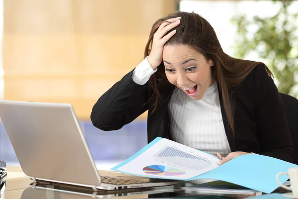 Femme d'affaires excitée vérifier tableau au bureau — Photo