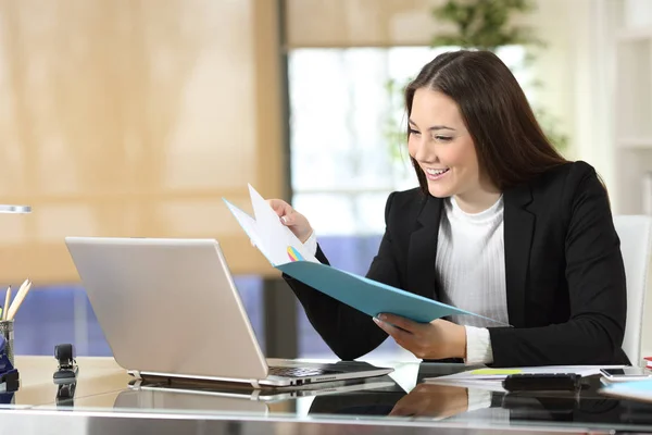 Bonne femme d'affaires vérification informe au bureau — Photo