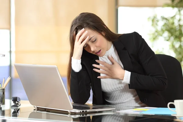 Mujer de negocios preocupada sufriendo un ataque de ansiedad —  Fotos de Stock