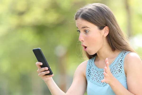 Menina encontrar surpreendente conteúdo on-line no telefone inteligente — Fotografia de Stock