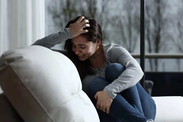 Mujer triste quejándose y llorando en casa — Foto de Stock