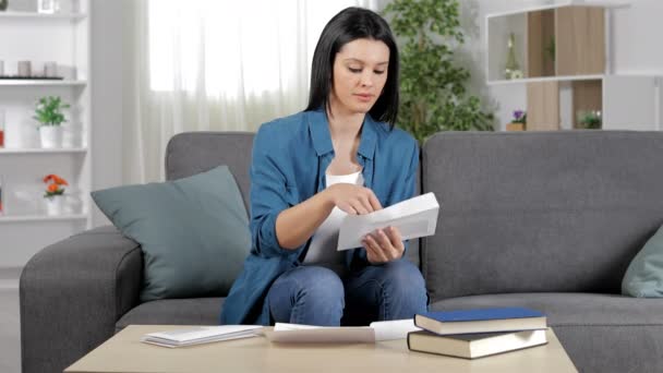 Mujer Sospechosa Abriendo Leyendo Recibo Sentado Sofá Casa — Vídeos de Stock