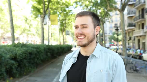 Feliz Hombre Riendo Mirando Hacia Otro Lado Parado Calle — Vídeos de Stock