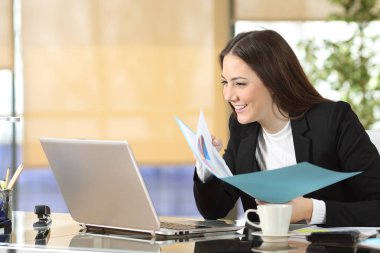 Mutlu yönetici dizüstü bilgisayar içeriği ve belgeleri karşılaştırarak