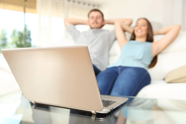 Ζευγάρι παρακολουθώντας online περιεχόμενο laptop χαλαρά στο σπίτι — Φωτογραφία Αρχείου
