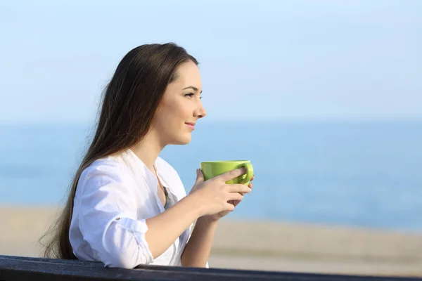 Plajda kahve içen kadın rahatlatıcı — Stok fotoğraf