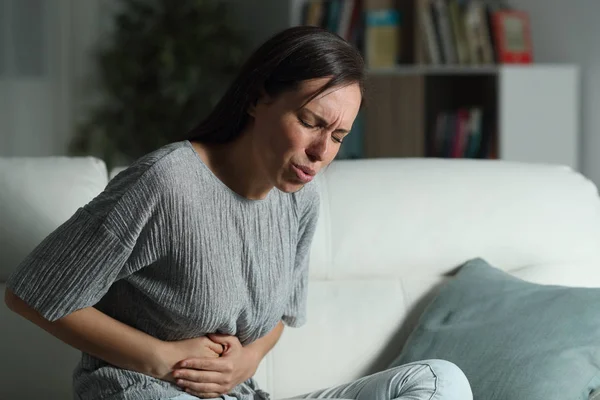 Vrouw thuis lijdt buikpijn in de nacht — Stockfoto