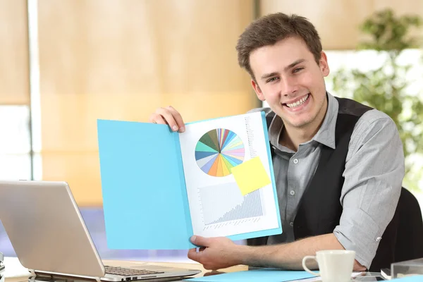 Feliz hombre de negocios mostrando documento en blanco en la cámara — Foto de Stock