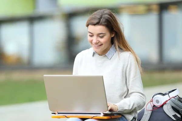 Šťastný student e-učení pomocí přenosného počítače na ulici — Stock fotografie