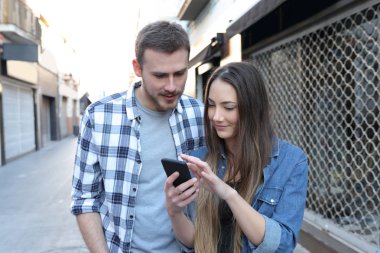 Çift yürüyüş ve akıllı telefon içeriği kontrol