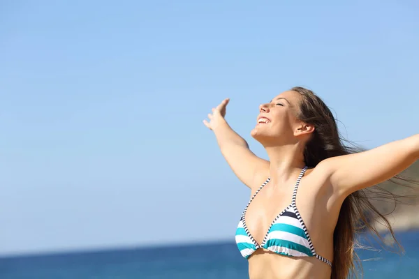 Aufgeregte Frau im Bikini atmet am Strand — Stockfoto